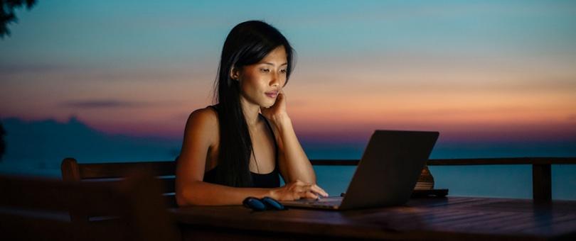 woman working remotely thanks to travel and productivity apps